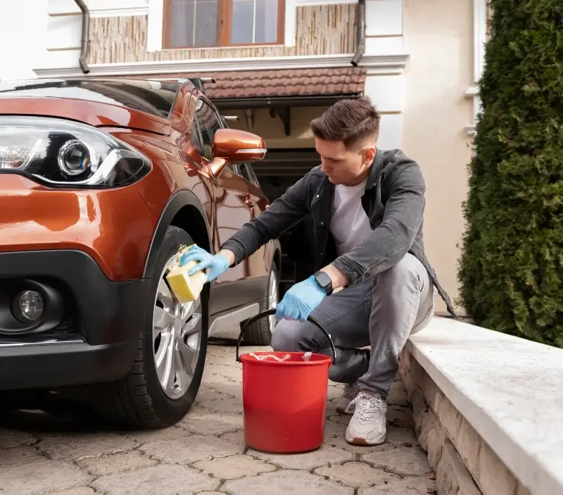 Lavage auto à domicile La Chapelle-d'Armentières : professionnel intervenant sur un véhicule